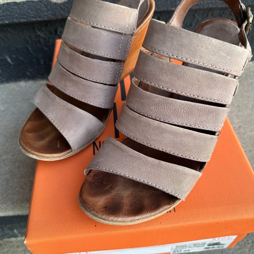 Stylish Tan Women's Sandals
